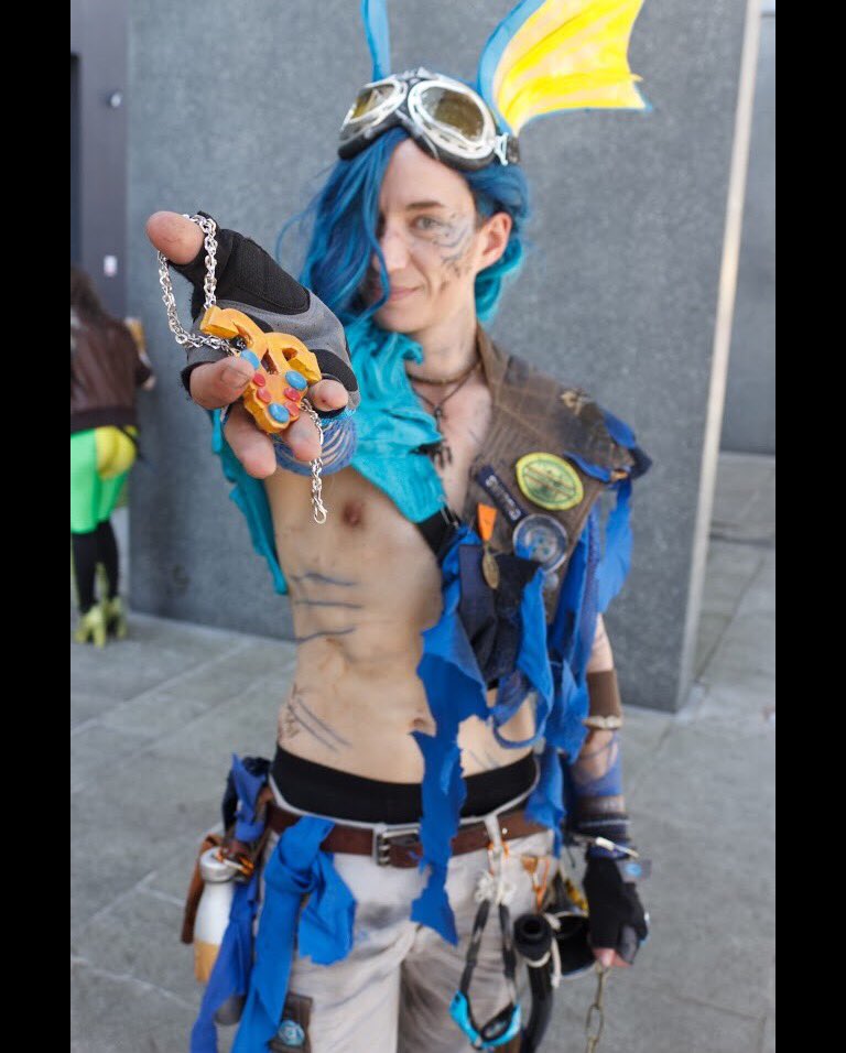 MathiesCosplays's tweet photo. This was a truely sweet moment for me. I planned to make one for @DionysianDandy for quite a while and I'm so glad you liked it ❤️ 😭 https://t.co/iZhFfoEkSg