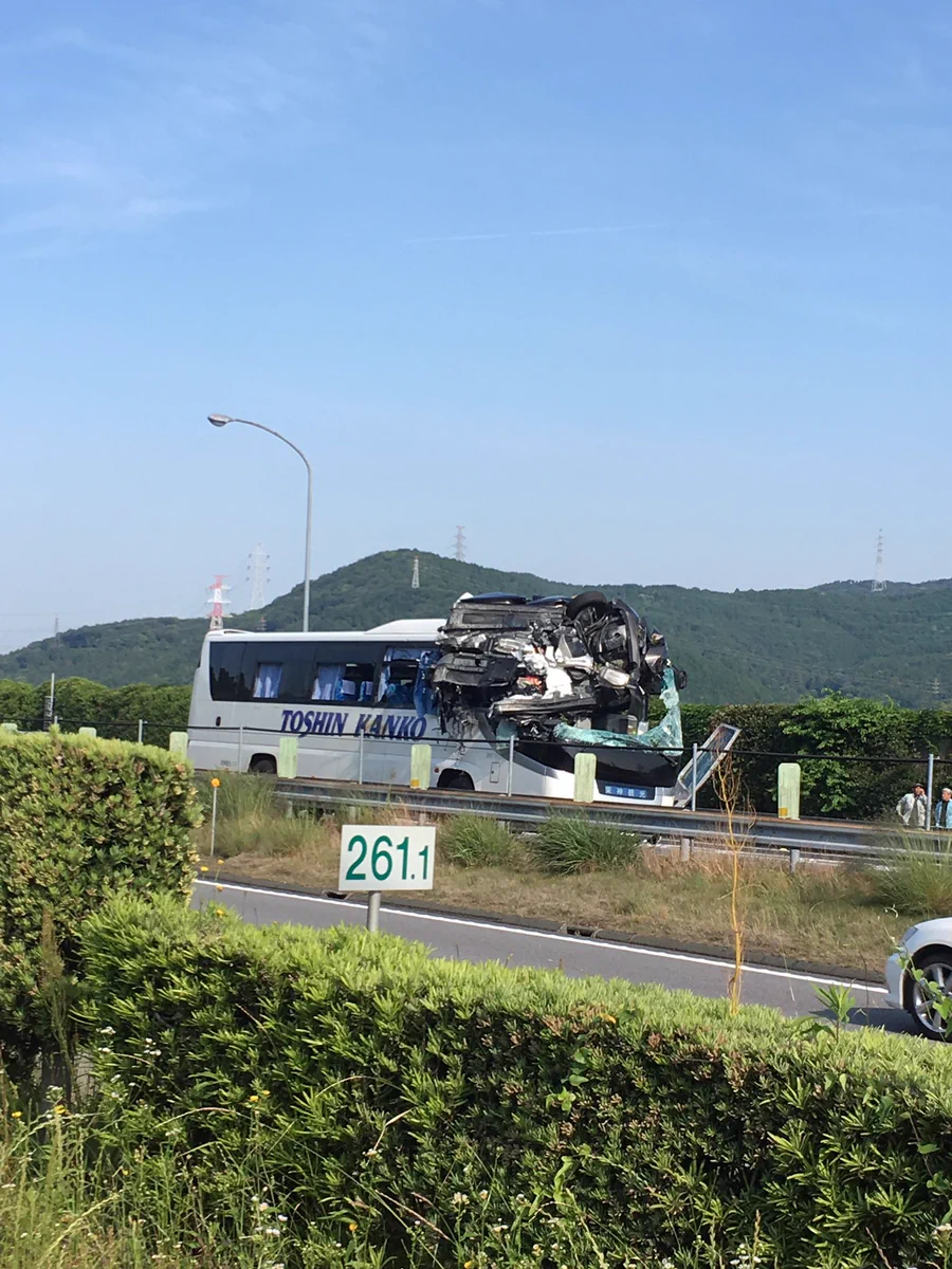 衝撃的な光景！高速道路でのバスの事故を目の当たりにした写真が凄い