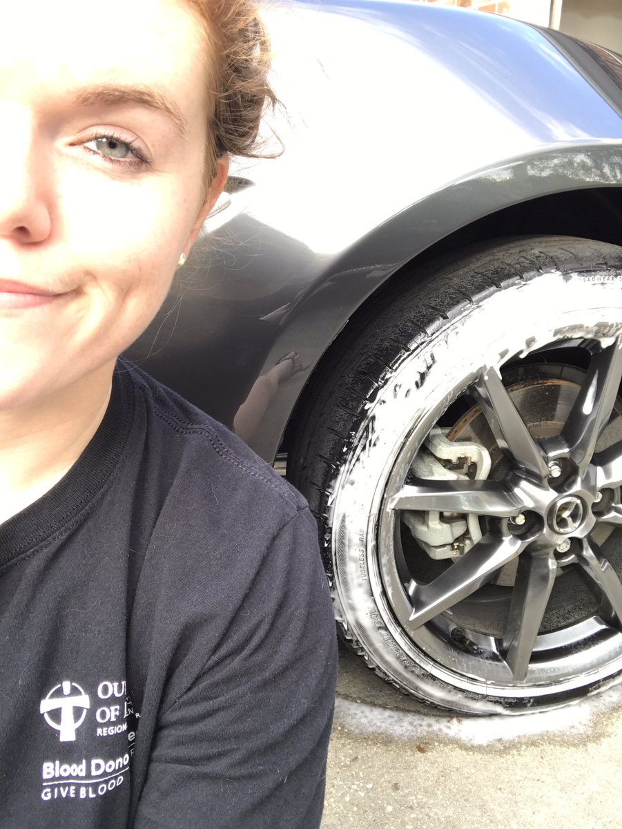 SarahMRacing's tweet photo. Waiting on bae to get dressed..😆 #CarMakeup #CarEyeliner #MoreMakeupThanMe #TireShine https://t.co/YZ7u0TIbGf