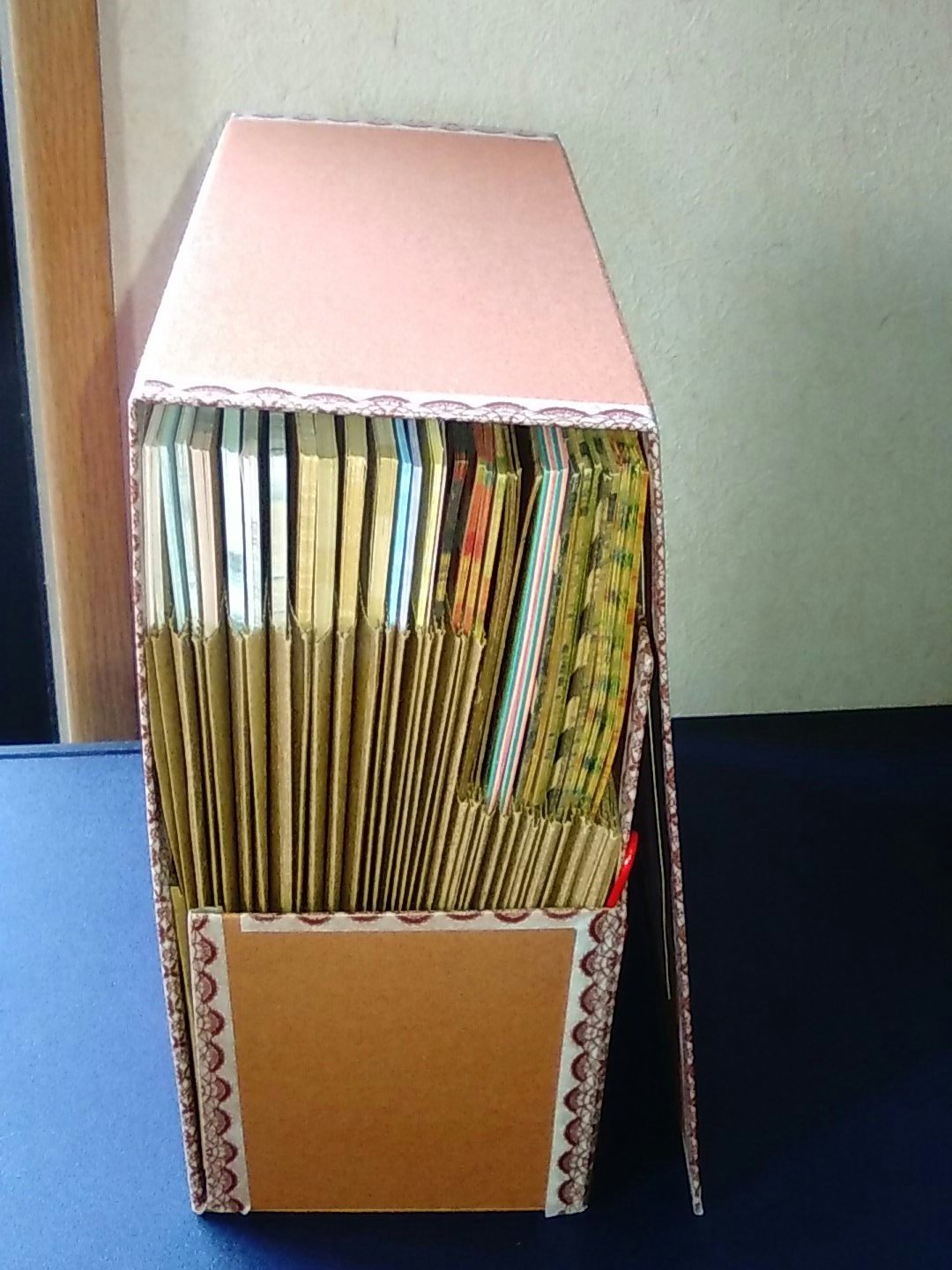 ゆま 折り紙作品 蛇腹ファイル 最近ストレスがたまると折り紙を買ってしまっている困ったﾁｬﾝです 折る時間が取れない癖に増える一方 少し余裕が出来たので収納を作って見ました