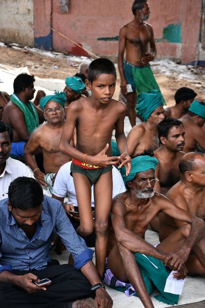 vikatan's tweet photo. சேப்பாக்கம் செல்லும் அனைத்து சாலைகளும் அடைப்பு
#சென்னை #விவசாயிகள்போராட்டம்
#Chennai #FarmerProtest #Cheppakkam https://t.co/hZXvVE9rT6