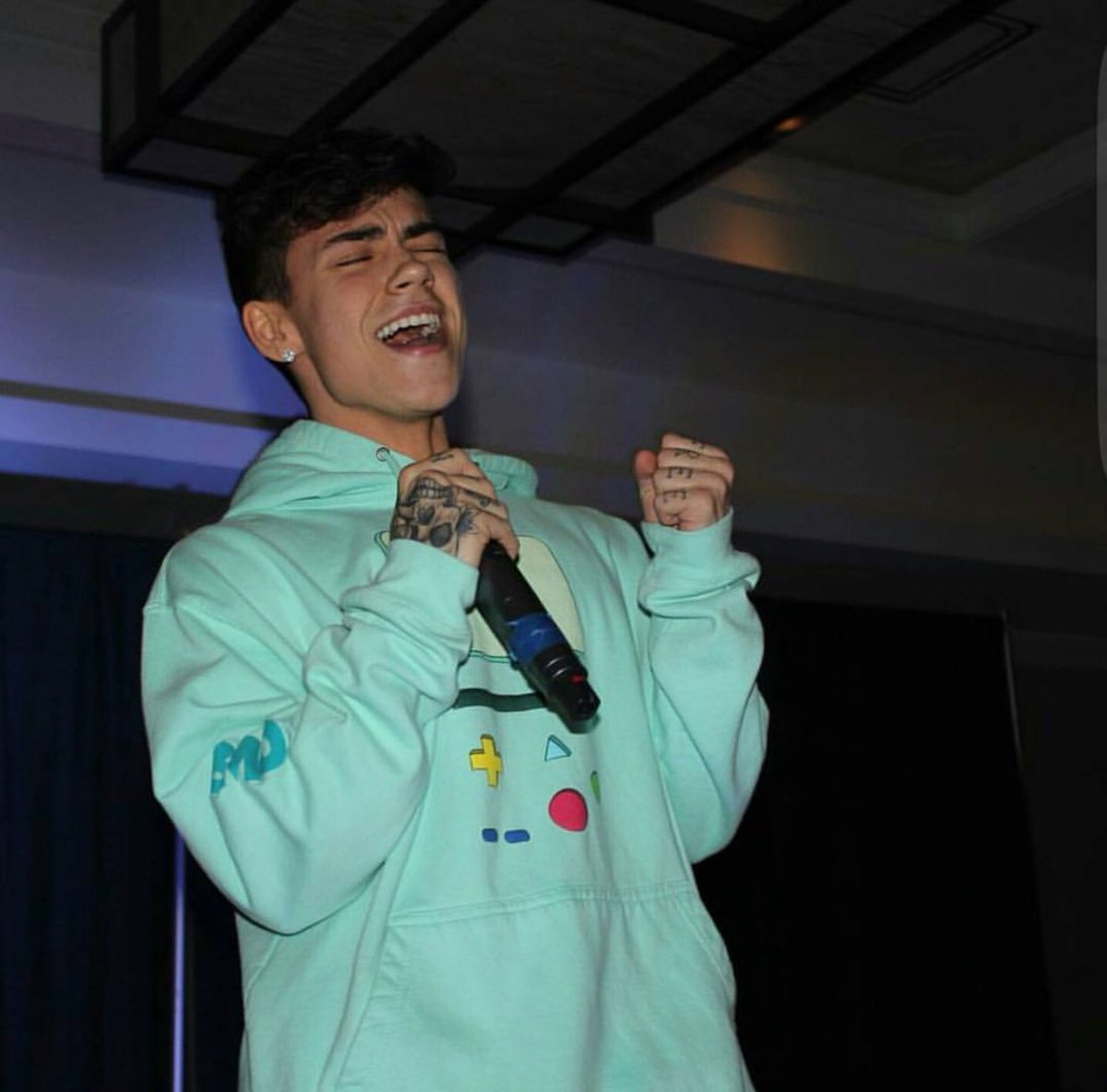 realcameronfox's tweet photo. You guys don't understand the feeling I get when I'm on stage and singing to you. https://t.co/Qx76spQEgu