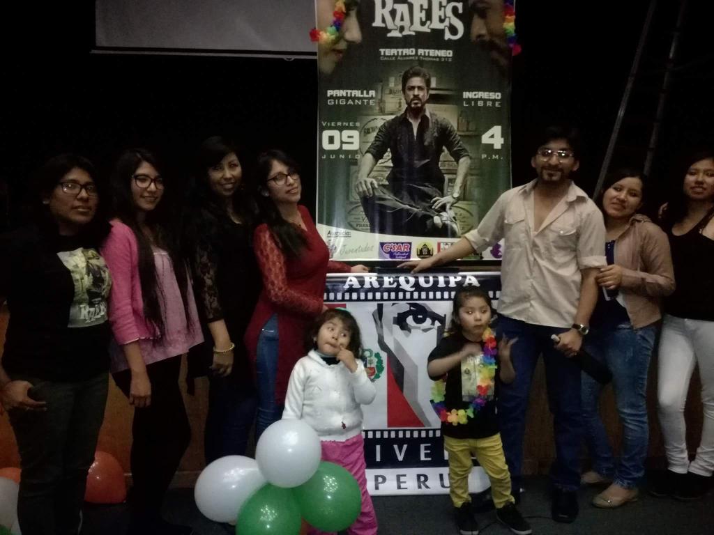 SRKUniversePE's tweet photo. ✨#Proyección 🌟#Raees🌟 👞👞👓👓 en #Arequipa ✨
Gracias Srkians!! 😄😄😄 https://t.co/QW6CjI3IPX