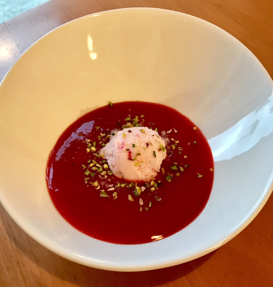 maisonardure's tweet photo. Soupe de fraises au Pousse Rapière, glace aux pralines roses de Lyon, éclats de pistache https://t.co/MpmgaziVjM