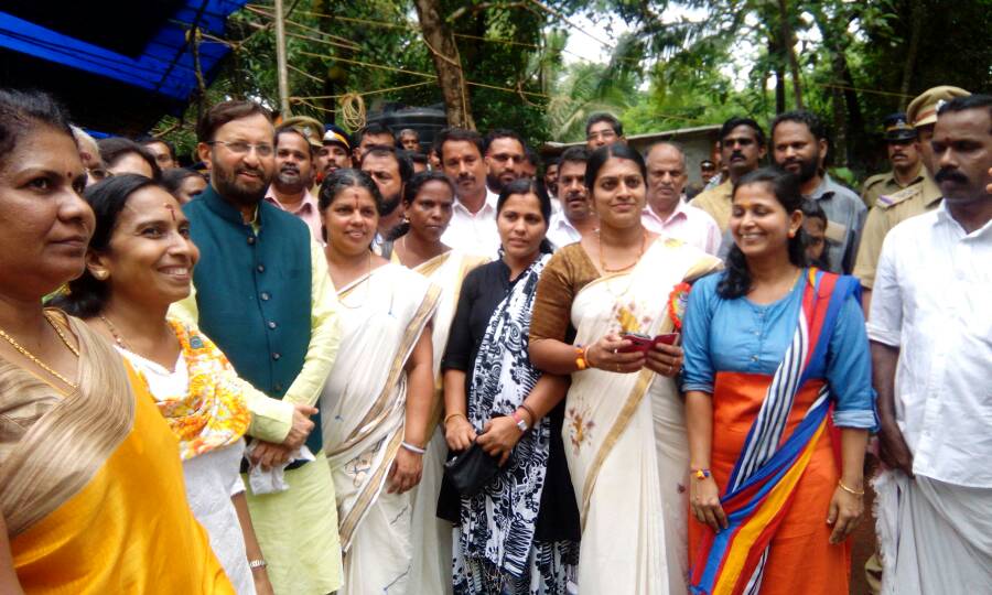 lasithabjp's tweet photo. കേന്ദ്ര മന്ത്രിയോടപ്പം https://t.co/hGu9gyZfkO