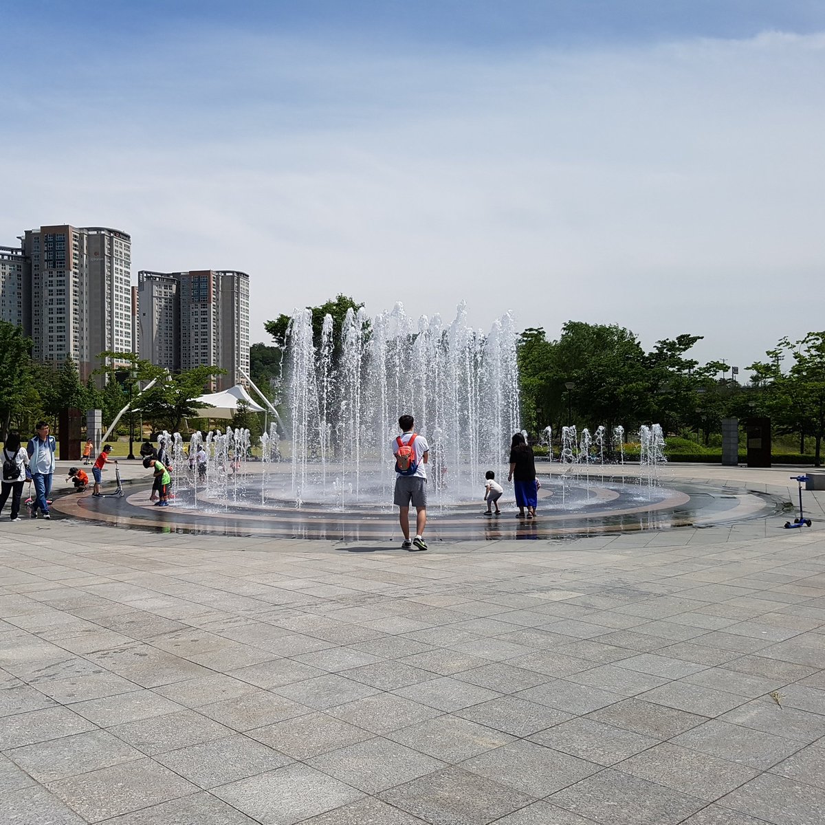 #성남시. 때 이른 더위에 맞춰 화랑공원 바닥분수가 시원하게 가동되고 있습니다. 공원을 찾은 이용객도 많구요.  공원은  벌써 한여름 입니다. 많이 놀러오세요.<a href="/yooyhwan/">유영환(柳永煥)</a> <a href="/boo3221/">Hoo</a>