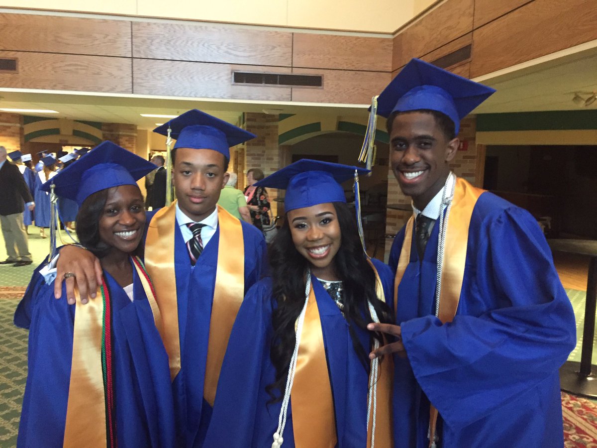 SCJournalists's tweet photo. Congrats @SCSeagles Class of 2017! #graduation https://t.co/G96RQr3bof