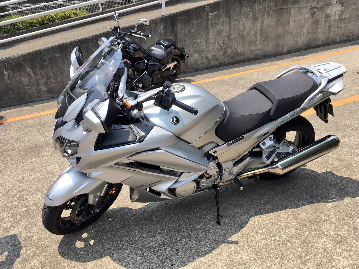リョウ Fjr1300as ヤマハの誇るビッグツアラー クラッチレバーが無く 通常のシフトレバーか左手のスイッチのみでシフトチェンジする 車体は大きく重く 高速ツーリングでは良さそう 街中でもクラッチレスは便利だった しかしホンダのdctと比べると ヤマハ