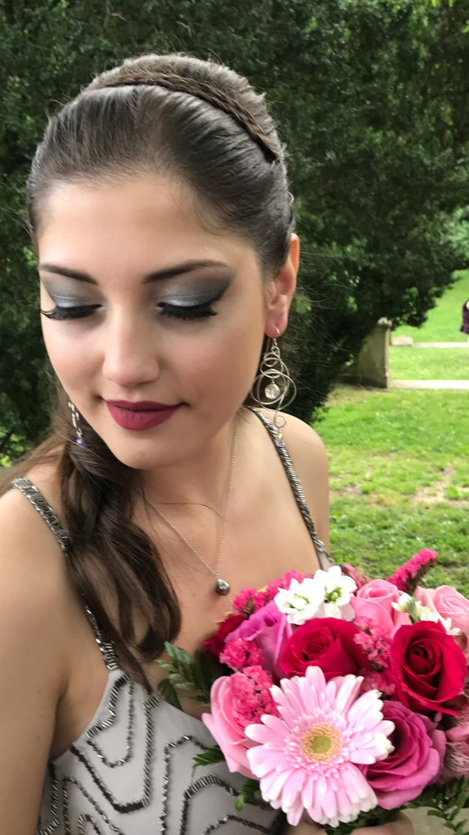 alyssagfield's tweet photo. All dolled up ☺️#prom https://t.co/Sy7BQyTvFA