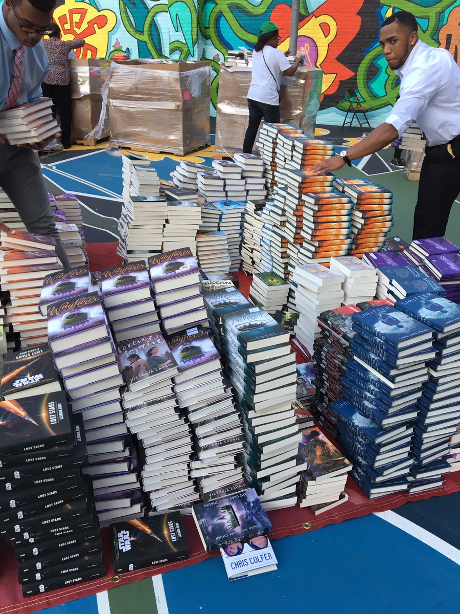 DennisGault's tweet photo. Getting ready to giveaway 45,000 books on Saturday PS15 #Dist1 @UFTUnity @UFT #LES #FirstBooks https://t.co/fnrdsLzmrZ