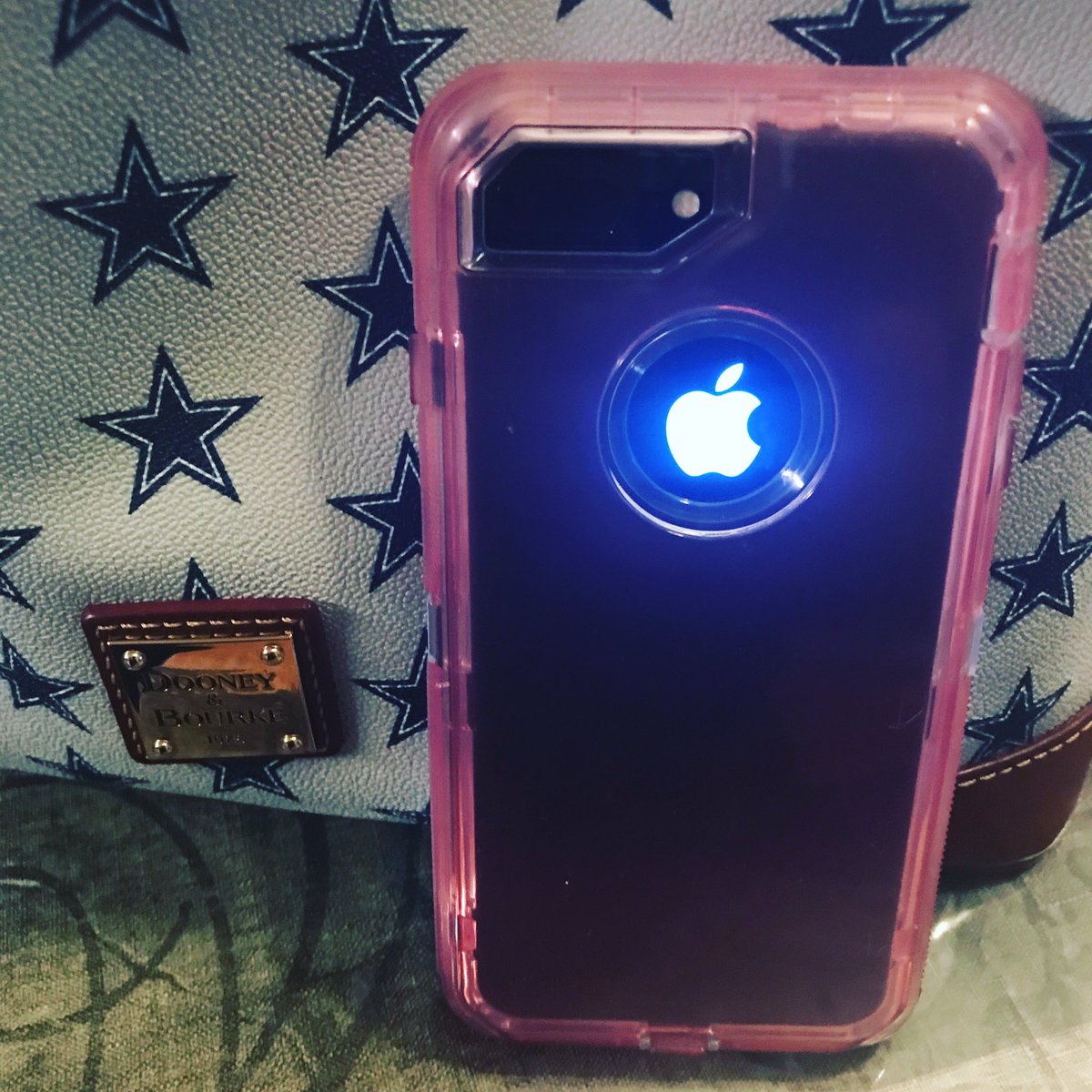 jangel_cantu's tweet photo. Oooooh my wife's phone looks pretty like that,apple logo lights up!
#wantittoo https://t.co/Rlacahwem9
