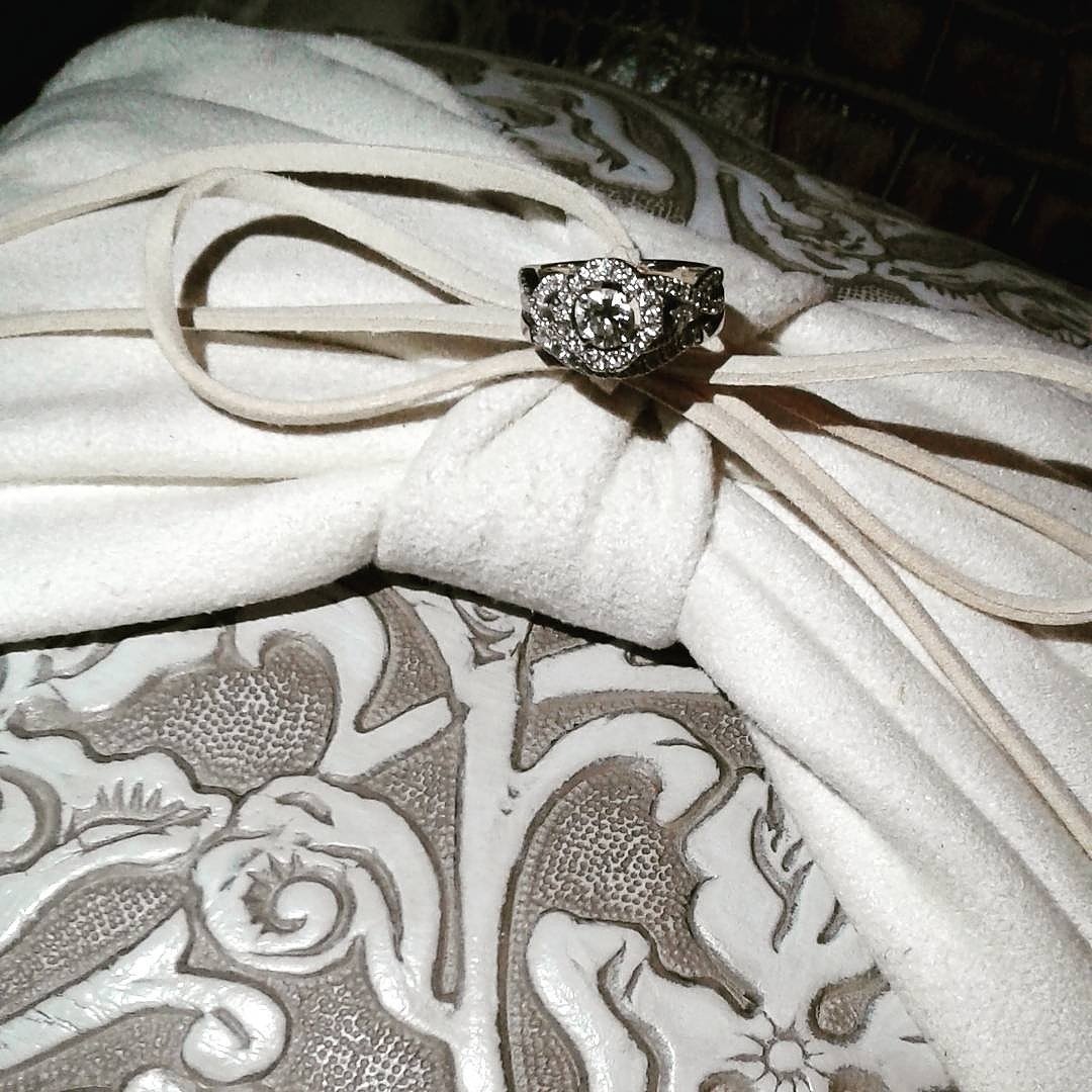 Wild4Western's tweet photo. 😍 #WithThisRing💍 is the perfect #RingBearer #pillow to have on your special day 👰 #wedding #rusticwedding #genuineleather https://t.co/H3i7vPShlY