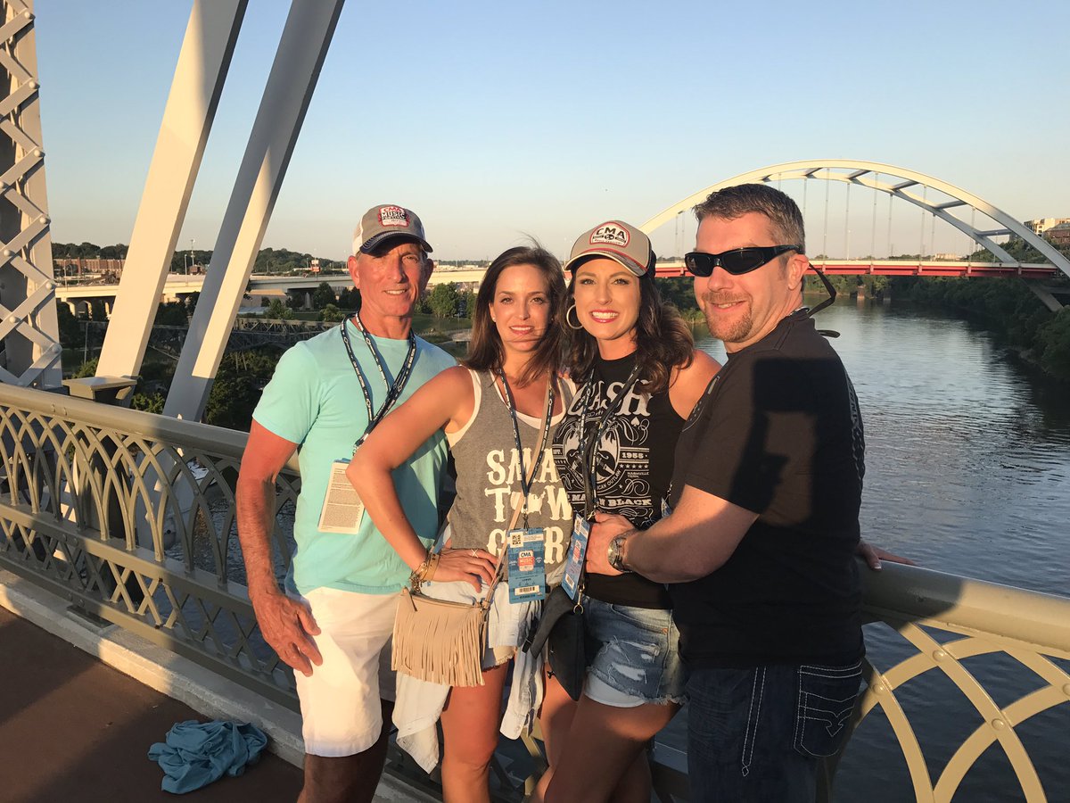 jeska08's tweet photo. #cmafest with the best of friends night 2 https://t.co/UK0bC6ecHQ