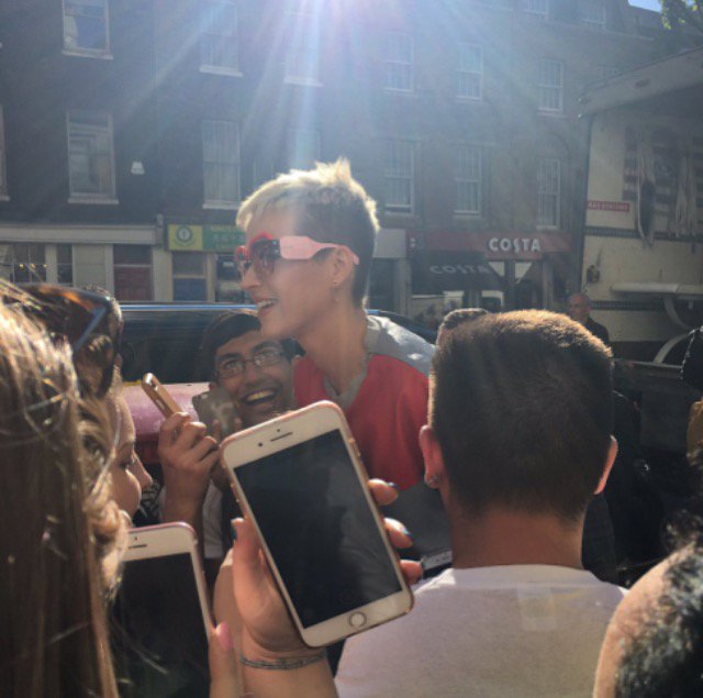 TMZMYPURPOSE's tweet image. Katy perry não merece nada além de todo amor que existe no mundo, ela é incrível #WeLoveYouKatyPerry #KPWWW