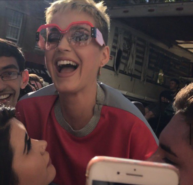 TMZMYPURPOSE's tweet image. Katy perry não merece nada além de todo amor que existe no mundo, ela é incrível #WeLoveYouKatyPerry #KPWWW