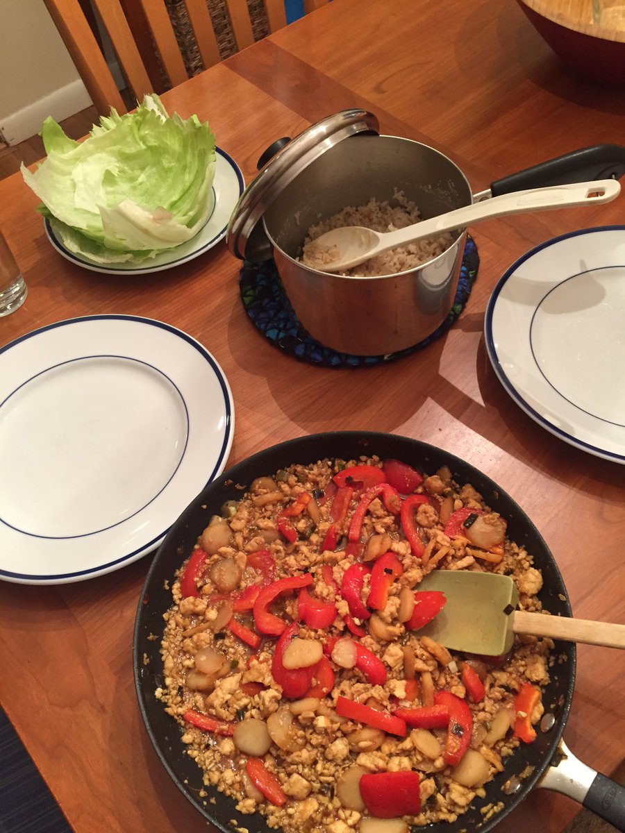 juuleatz's tweet image. Lettuce and tofu wraps with red peppers, water chestnuts, and lime+coconut rice 🌞 made by me and Surethra 👯
