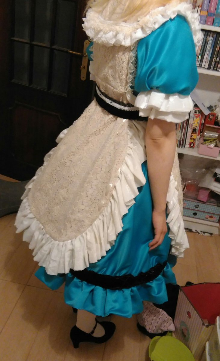 KPCusagiXCamy's tweet photo. All the laces have been sewn by hand.
In all, Camy sewed 40 bands of lace for this Outfit.

Alice's outfit design by @tebasakizo https://t.co/GmSINzHKBG