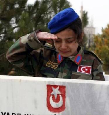 Bugün yüzlerce şehit evlatlarının karne sevincini yaşatmayan onlardan mutluluklarını çalan o.ç pkkyı ve yandaşlarını #affedemem