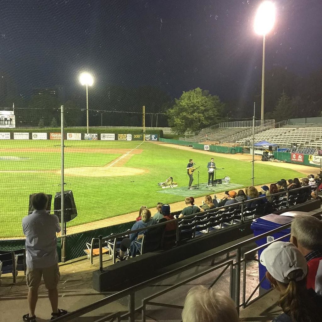 sam_arraj's tweet photo. Great night @thecmaontario charity baseball game https://t.co/toYU5mm6CN https://t.co/al8WBTeSEK
