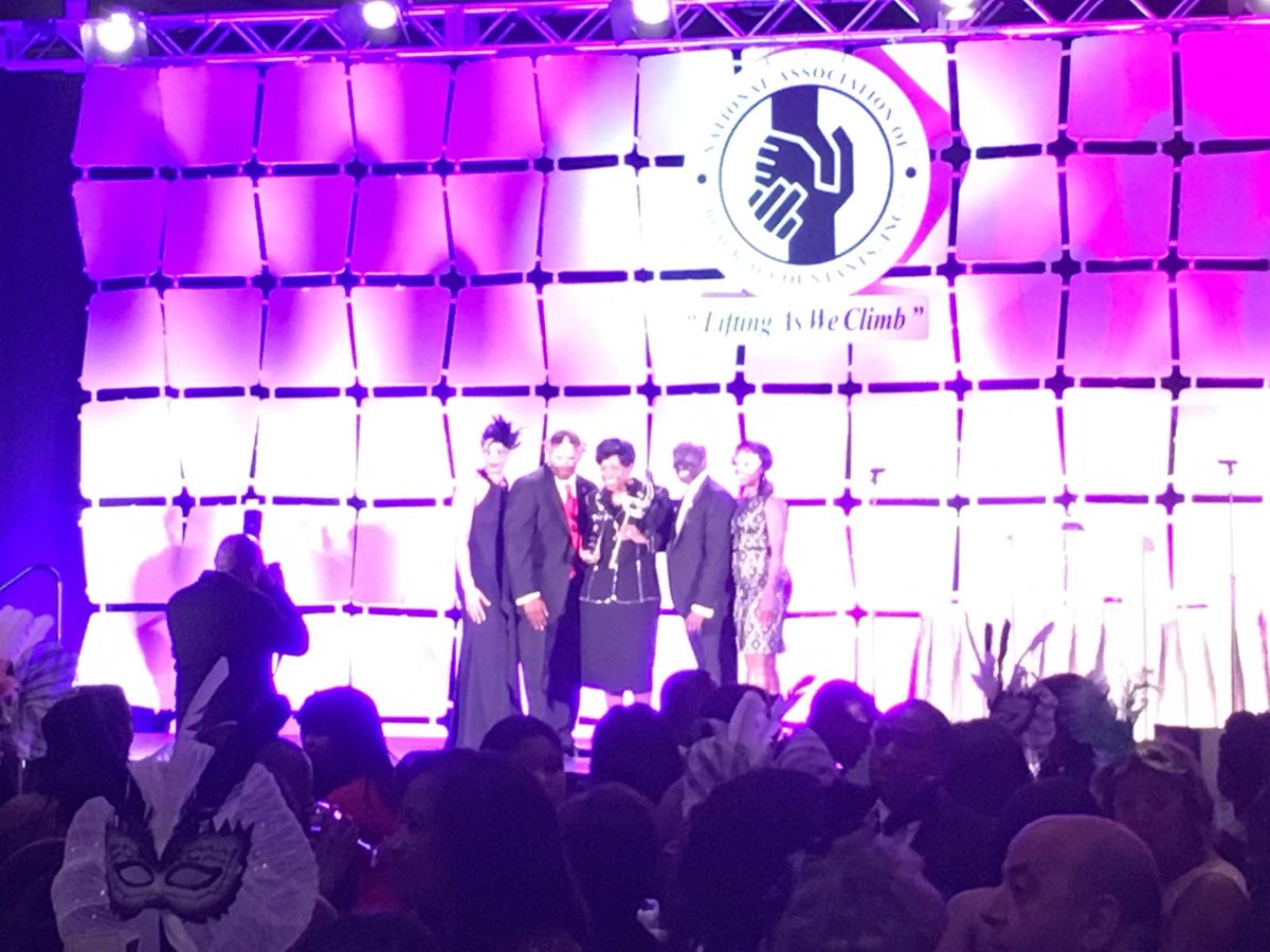 kellisontaylor's tweet photo. Congrats NABA Chairman Steven L. Harris on a successful 2017 convention. Thank you for recognizing me! @RubinBrown@macpa@Oracle #NABAconv17 https://t.co/wjmcfAeFXQ