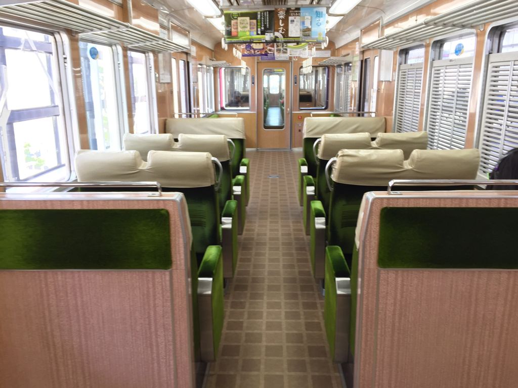 阪急電鉄 公式 さて 池田駅から次の目的地へ移動する中の人 ホームの宝塚寄りで待っておりましたら8000系が来まして クロスシート車両でプチ旅気分です 乗った電車は二駅先までしか行かない普通列車ですので空いてますね T Co