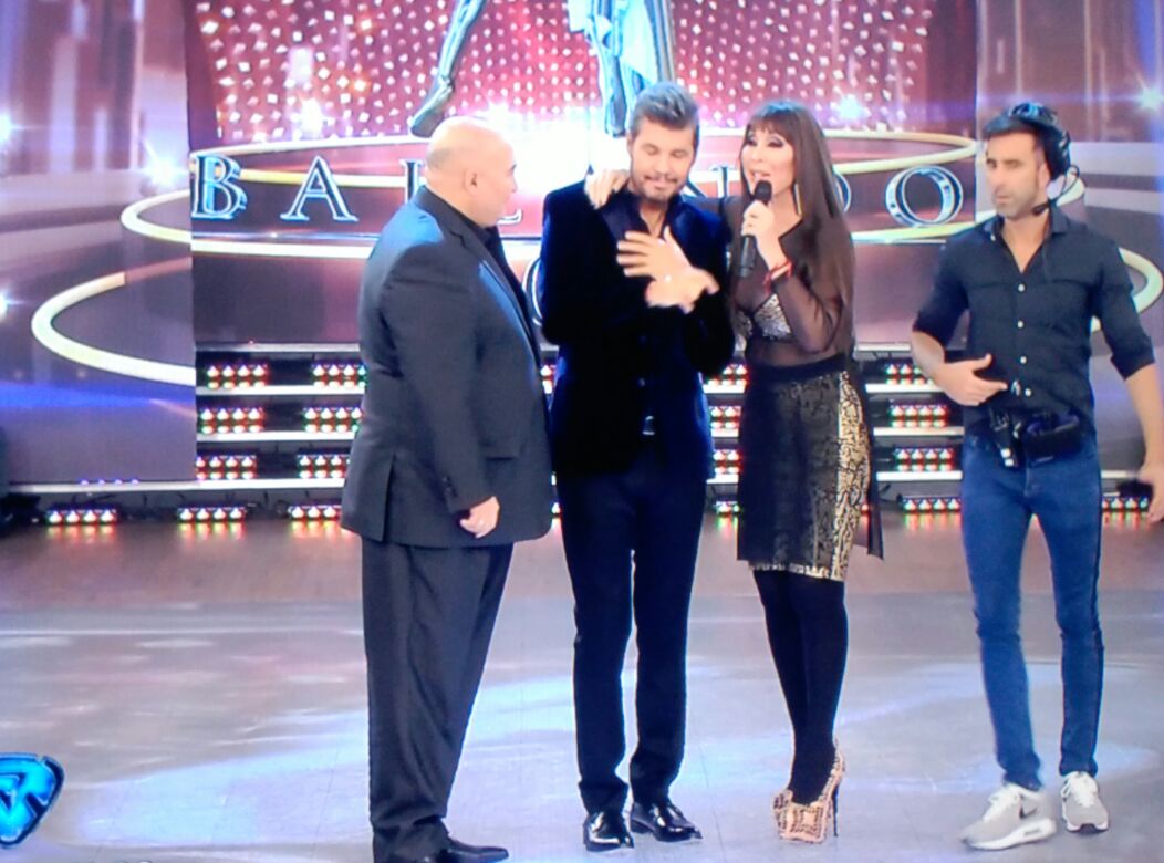 Haceinstantes's tweet photo. Percance en el #Bailando2017: Marcelo Tinelli se quedó sin voz en pleno programa. Moria Casán tomó la conducción. https://t.co/XgLHbboUna