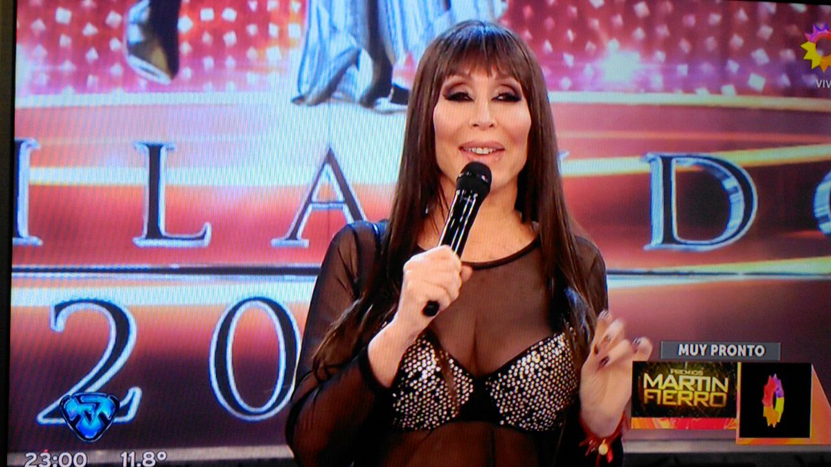 Haceinstantes's tweet photo. Percance en el #Bailando2017: Marcelo Tinelli se quedó sin voz en pleno programa. Moria Casán tomó la conducción. https://t.co/XgLHbboUna
