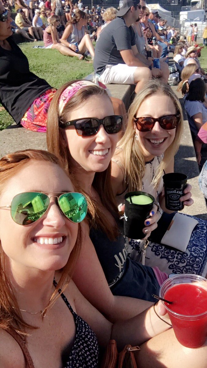 MusicCtyManders's tweet photo. Rockin' our sunnies on a beautiful day during #cmafest #putusonthescreen https://t.co/gvUAHjJt4v