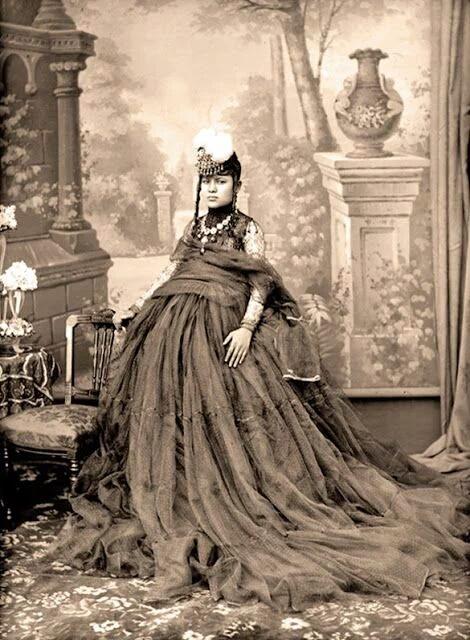 AviDugar_Rotary's tweet photo. @mkoirala @jhyal @GorgeousNepal @live_nepal Traditional dress and jewelery of the Ranas of #Nepal, date unknown. https://t.co/6Q9xhtIdkd