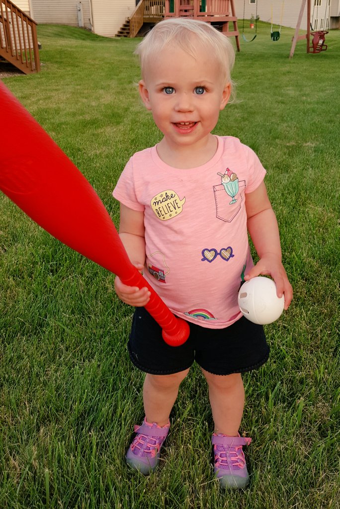 OlHossVike's tweet image. Invested some time towards that future college softball scholarship tonight. Blue Eyes &amp;amp; Big Flies ⚾️ #DaddysGirl #BackyardBall #LikeAHoss