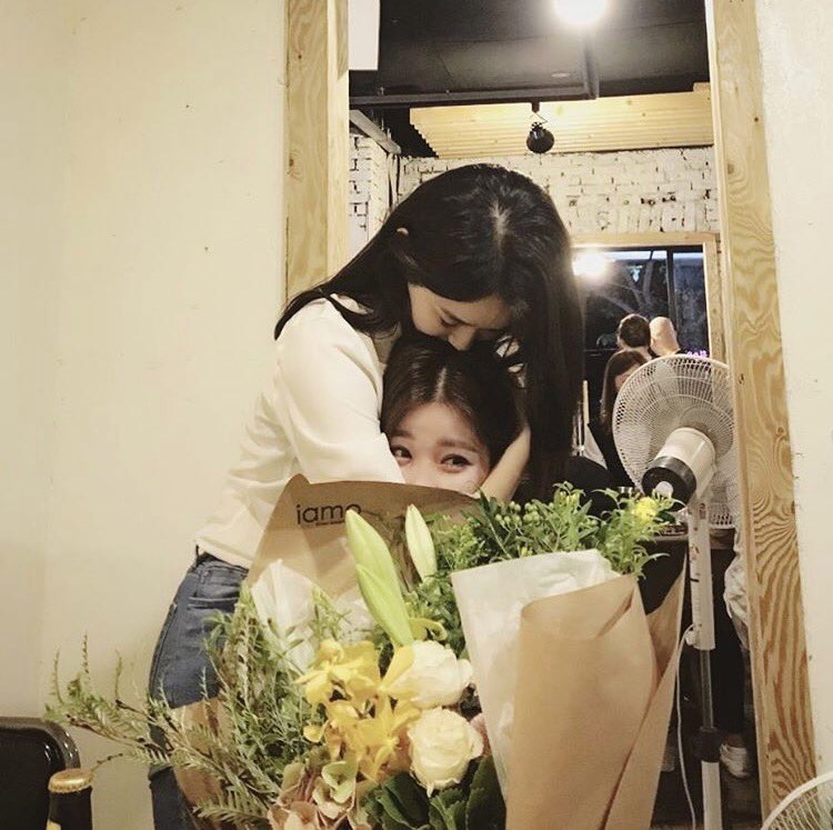 davichibot's tweet photo. 대놓고 럽스타그램 하는데 팬들이 더 좋아하는 가수 다비치. https://t.co/w5jz3BEXEE