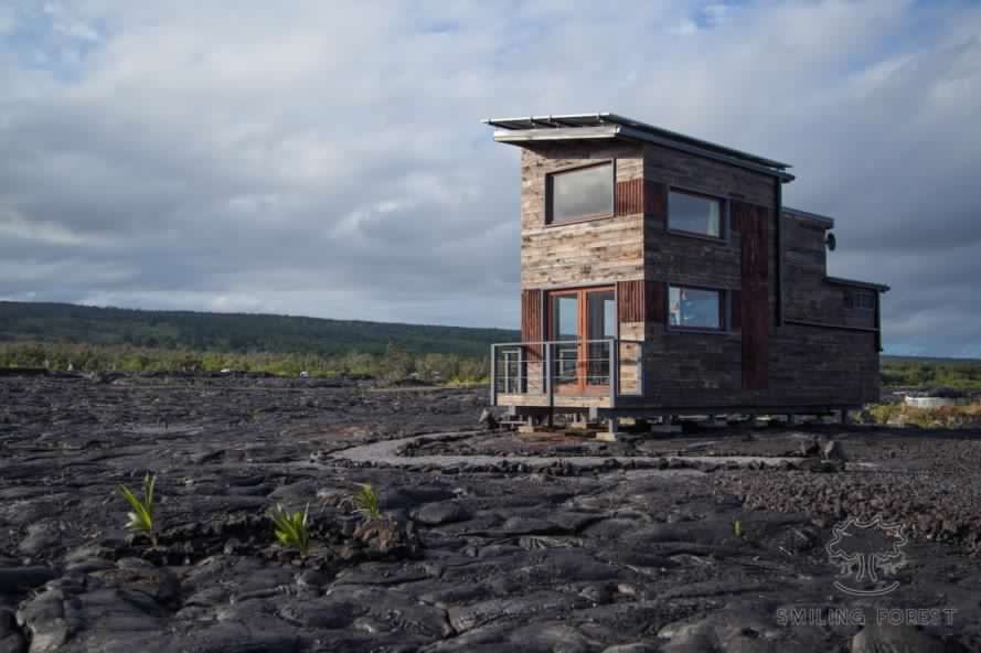 FluffioTP's tweet photo. World’s most active volcano harbors a tiny off-grid home—and you can stay overnight: https://t.co/70XhpwOXrW  #Travel #Eco https://t.co/PDzHvMCM0n