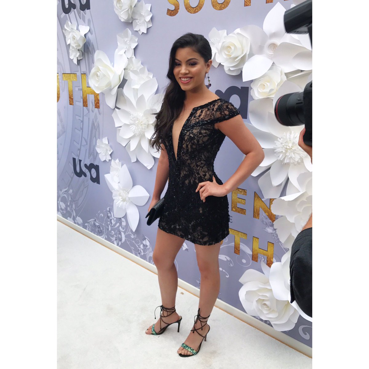 PaolaNAndino's tweet photo. From the #QueenoftheSouth white carpet! New episodes Thursday nights @ 10/9c on USA. 😈 @QueenOnUSA https://t.co/Prvxvmw7td https://t.co/UX08HGVz0m