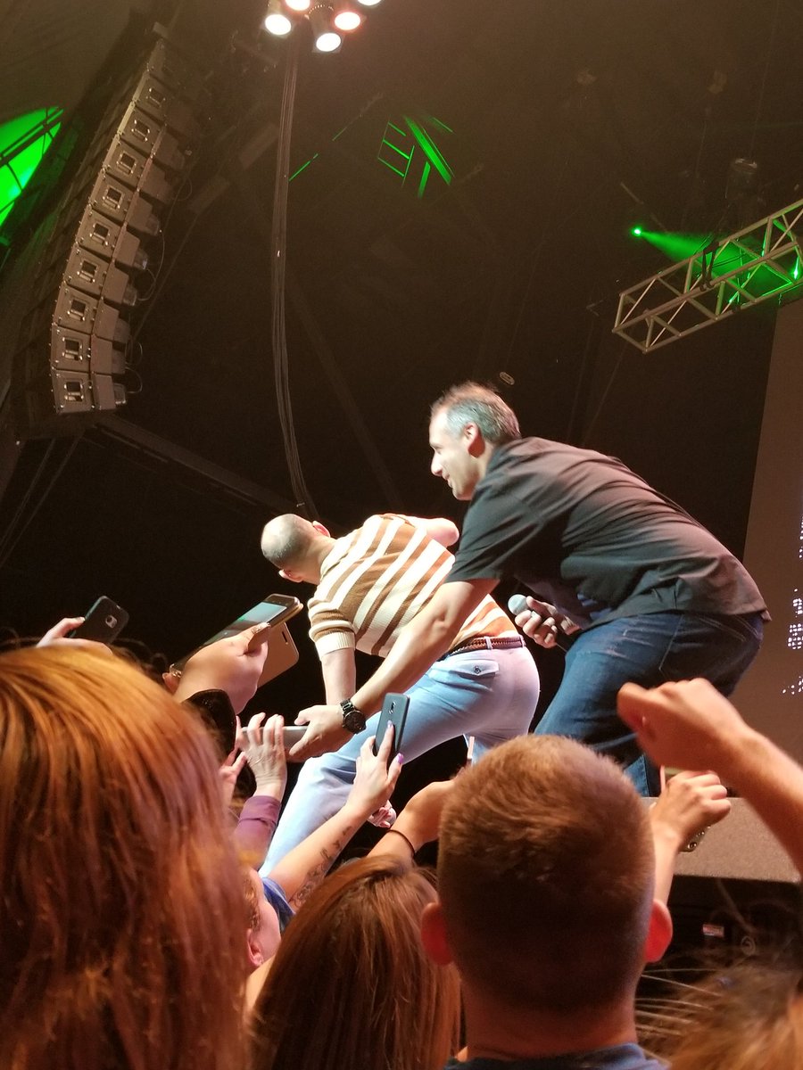 lizzylizzard_10's tweet photo. What awesome show. @jamessmurray  @Joe_Gatto https://t.co/l6Xbtfmxih