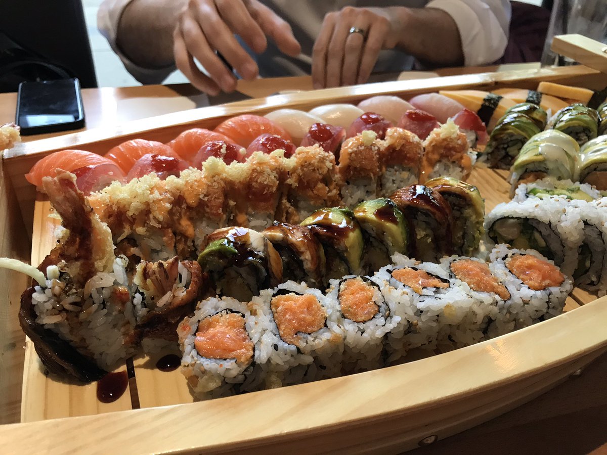 HisHersFoodBlog's tweet photo. #ChicagoBluesFestival means #sushi? #ayce #anytime #japanesefood #foodporn #FoodieFriday https://t.co/RDHrroR9E0