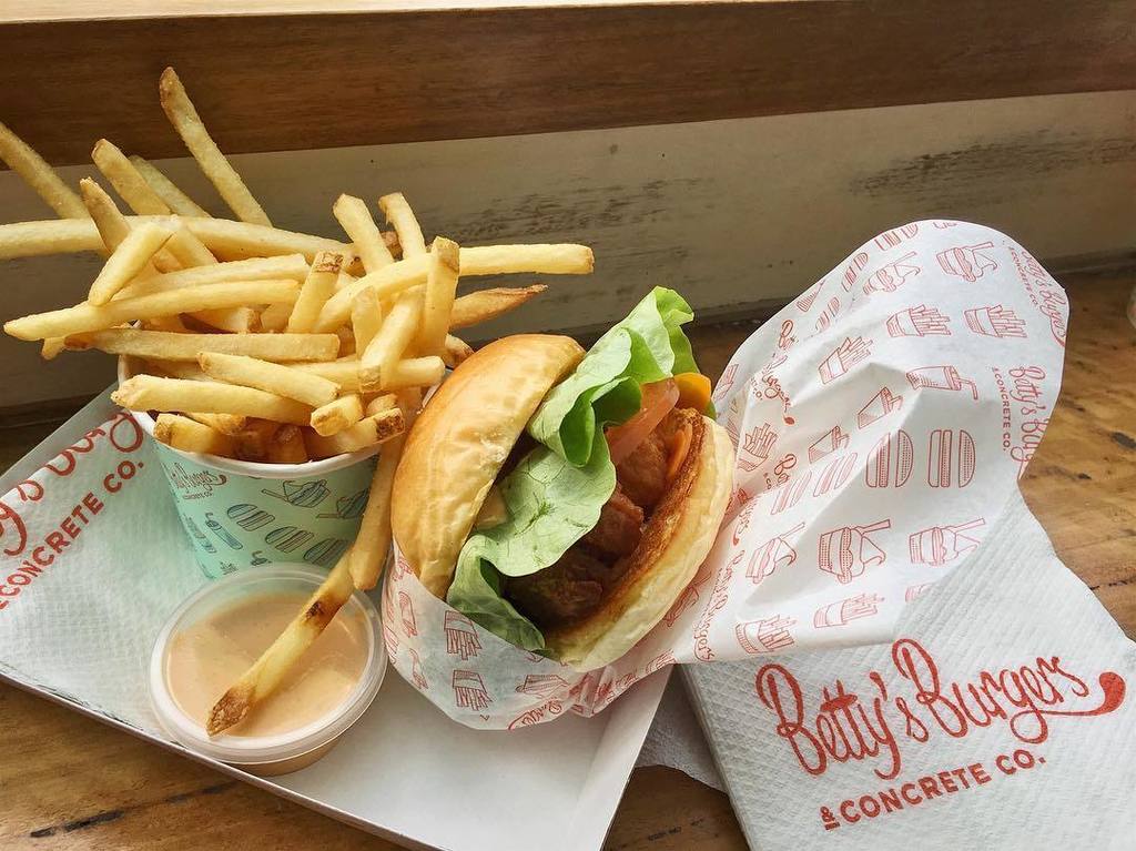 gluttonmag's tweet photo. Pork Belly Burger @bettys_burgers #burgers 🍔 @burger https://t.co/LOILQiq33c #foodporn #glutton https://t.co/Y70gqK17Yz