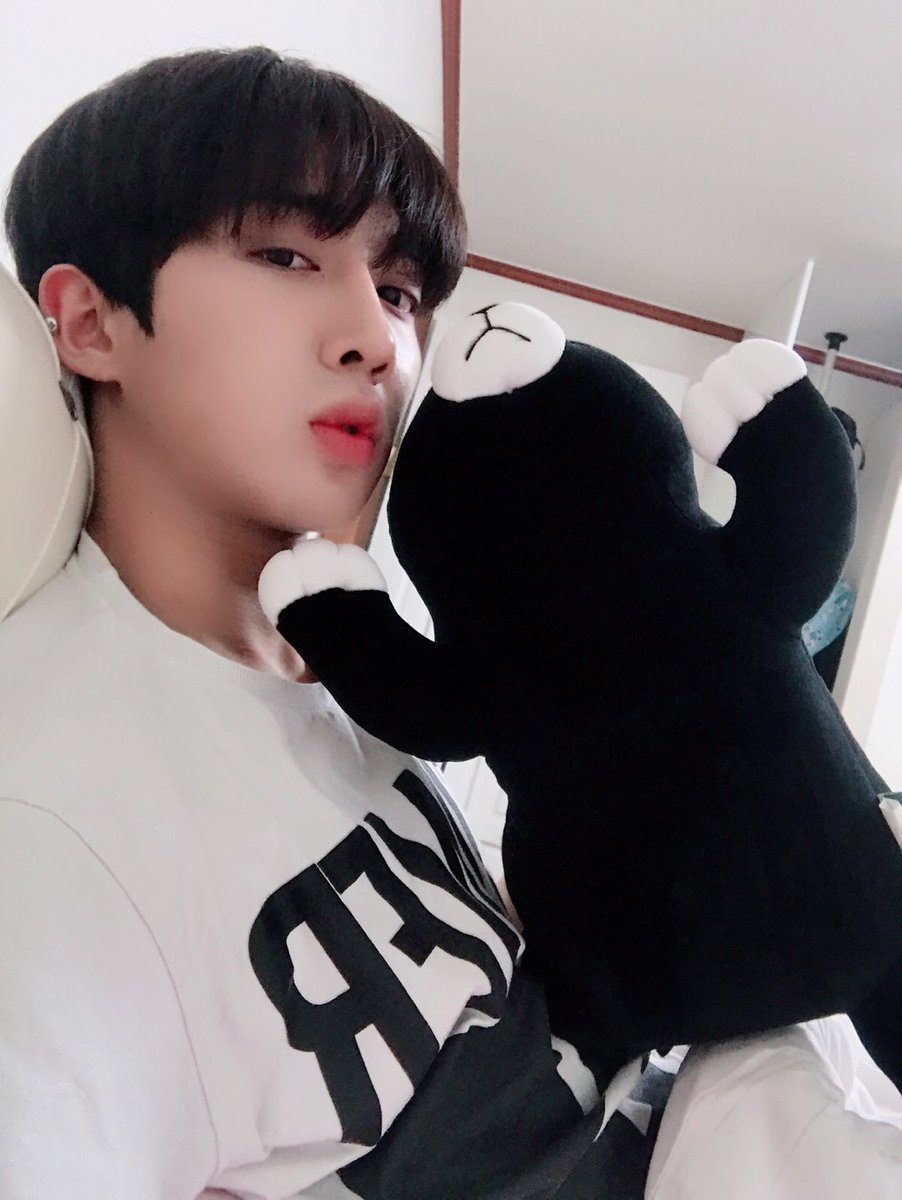 Official_SKYE_'s tweet photo. [소년24 LIFE_진규's log]
여러분 이쁜 이름 지어주세요 ㅎ
이번 휴가 때 누구보다도 여러분들께 앞으로 더 좋은 모습 좋은 노래 들려드리기 위해서  스스로 다짐하게 되는 뜻깊은 휴가를 보내고 있답니다 
#진규 #탁진규 #소년24 #BOYS24 https://t.co/Uq7ZpG1vTs