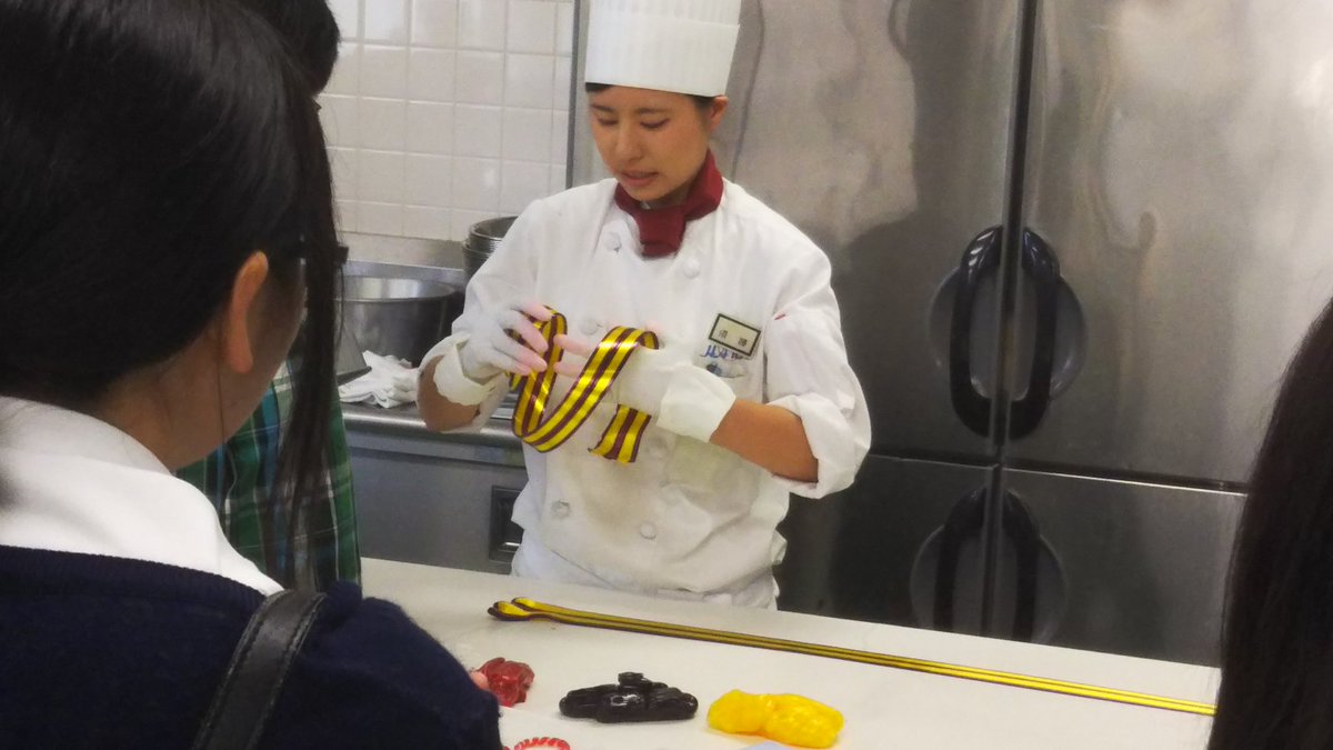 華調理製菓専門学校 公式 須藤先生による アメ細工 リボン作り サプライズパフォーマンス 華調理製菓 アメ細工 オープンキャンパス 製菓 チョコレートロールケーキ 華調理製菓専門学校 公式 須藤先生による アメ細工 リボン作り サプライズパフォーマンス 華調理製菓 アメ細工 オープンキャンパス 製菓 チョコレートロールケーキ