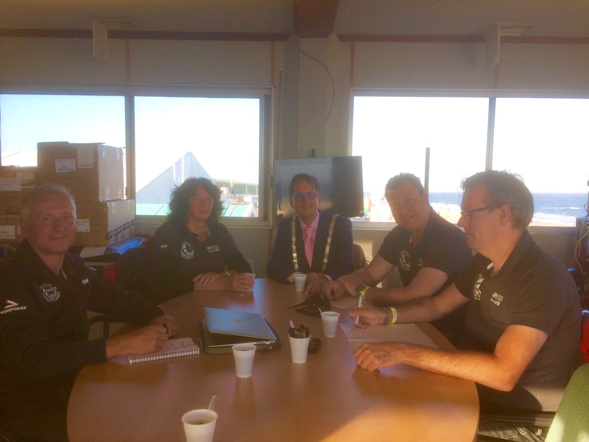 Veiligheidsoverleg tussen bestuur, burgemeester en wedstrijdleiding. Om 7.15 de skippersbriefing of en hoe laat we gaan starten.