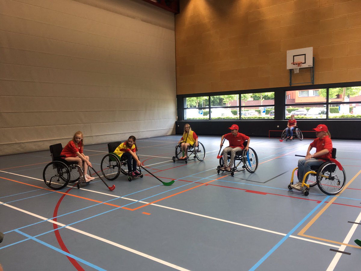 RED_engineers20's tweet photo. Onze #REDEngineers vermaken zich tussen de pitches door met rolstoelhockey https://t.co/nK3pJBdaQz