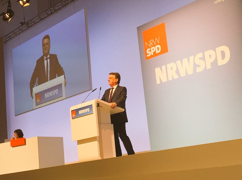 CharloSchroeder's tweet photo. #Groschek schwört seine Genossen in gewohnter Manier ein "Kopf hoch,Brust raus!" Er soll die @nrwspd in Zukunft führen. @RTLWEST #SPD17 https://t.co/HVOWYYGz1Y