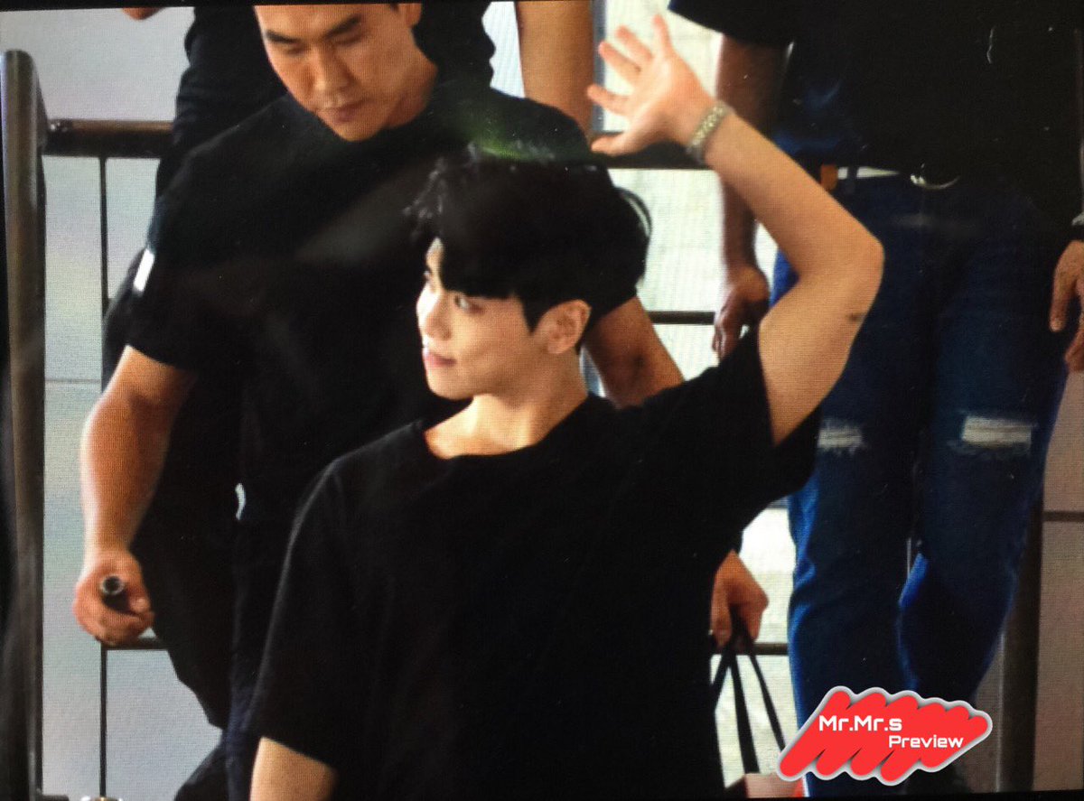 mrmrs_kjh's tweet photo. 170610 THE LETTER 유리병편지 퇴근 
第三週終了~❤️
#종현 #jonghyun https://t.co/X954ieCXa3