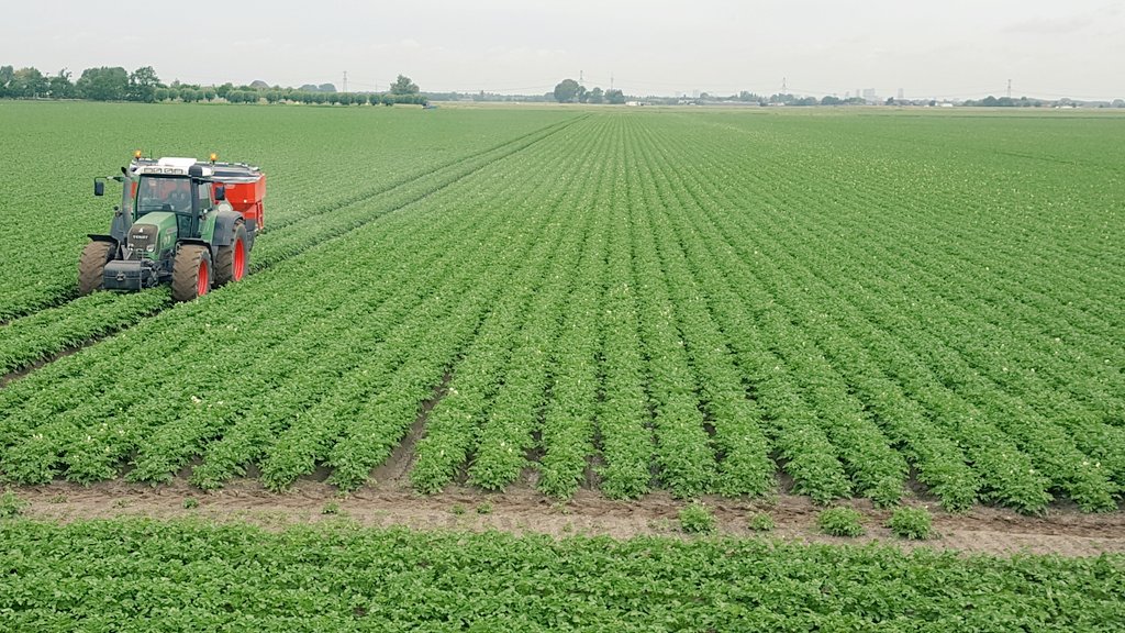 Novifarm's tweet photo. Eten voor de aardappelen #BayernStyle en op achtergrond (20 km) honderdduizenden patatliefhebbers #skylineRotterdam https://t.co/XG09VQCRi2