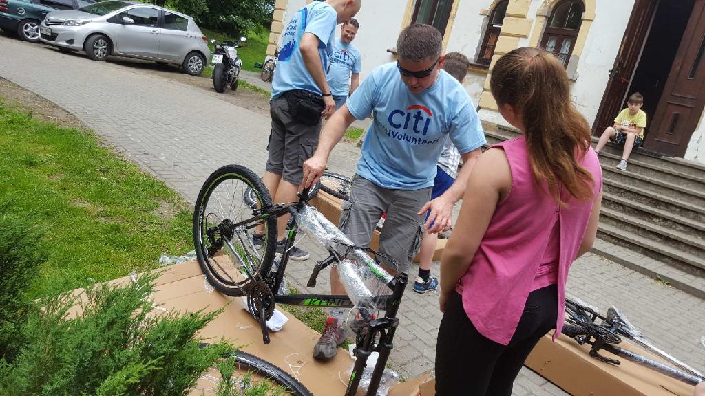 Citi_Handlowy's tweet photo. #CitiVolunteers dla dzieci z Domu Dziecka w Wolicy: wycieczka rowerowa i warsztaty z gotowania #CGD2017 https://t.co/JTH85uAdxn