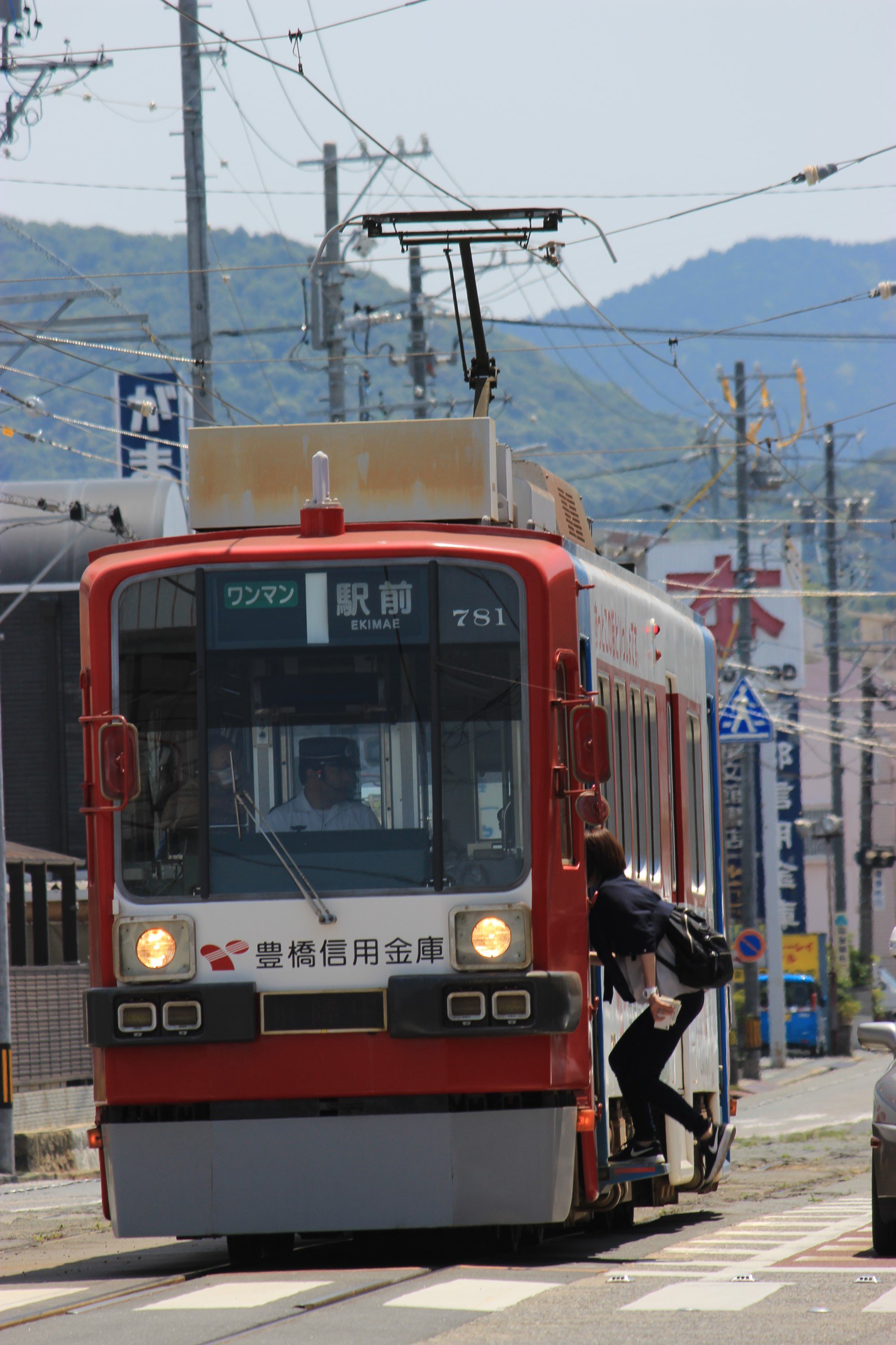 豊川のおぐりん בטוויטר 愛知県で一番危ない駅 東田駅 路面電車で道幅が狭いためホームはもちろん安全地帯も存在しない 乗客は青色の歩道部分で待ち電車が来たら行きかう車に気を付けながら素早く乗車する T Co Pzcdktzvji טוויטר