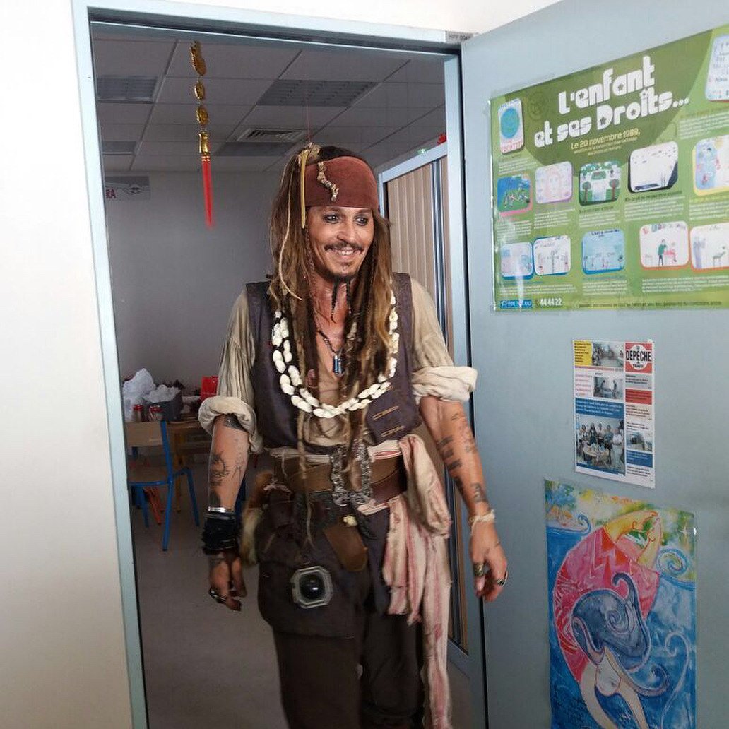 This man went to a Hospital on his own birthday to bring some joy and fun to the patients, children, parents, and to the staff. #JohnnyDepp