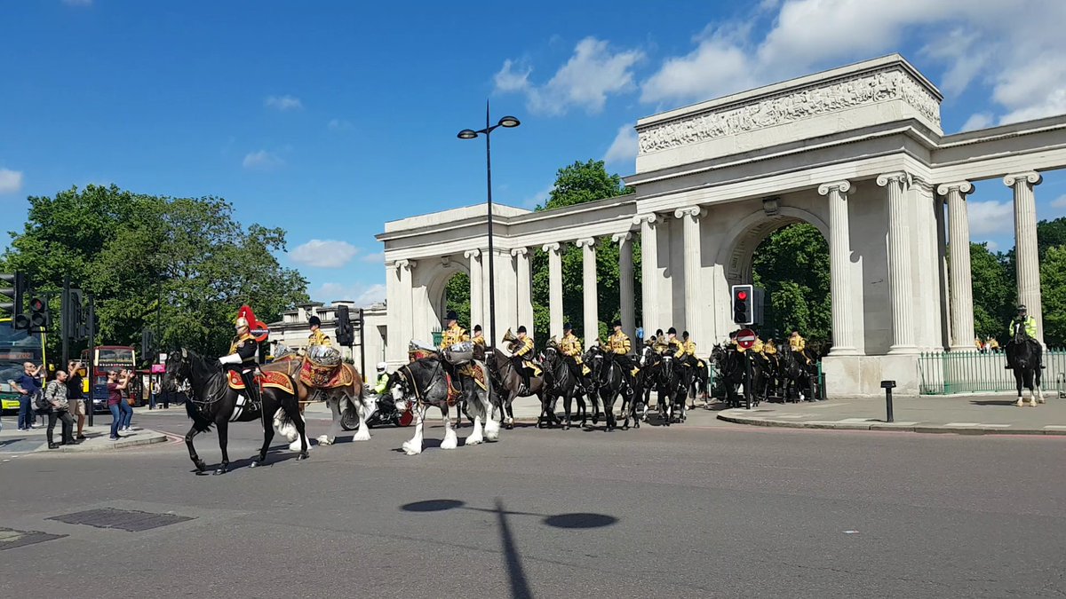 SusieStringers's tweet photo. The @BandHCav are looking great today #London #sunshine https://t.co/TFphbzrsGl