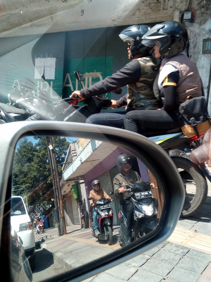 luckymlukman's tweet photo. sayang beribu sayang, trotoarnya dipake lewat sepeda motor @info_kopo @DPUKotaBandung @ridwankamil @Kec_Astanaanyar https://t.co/3xXebFXUka