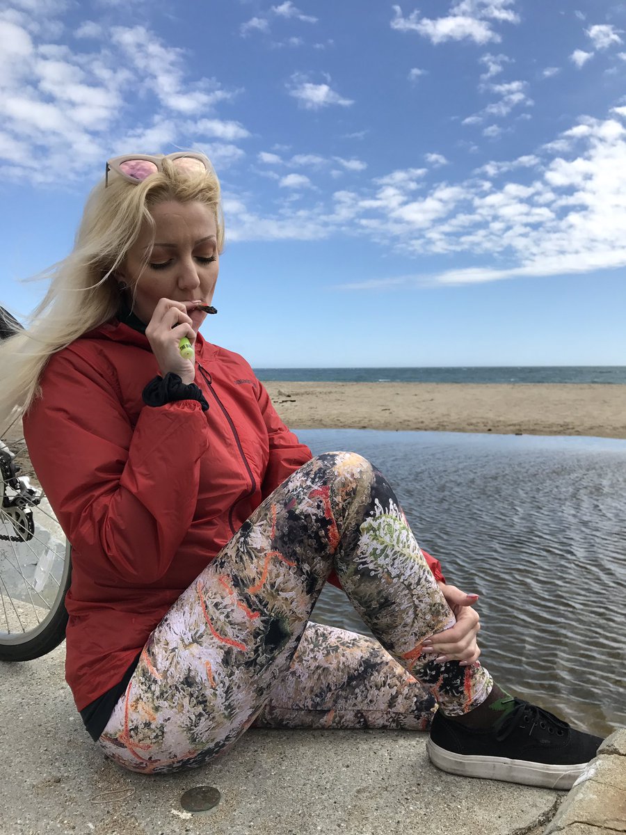 CoralReefer420's tweet photo. 😘💨 https://t.co/rW0uLcK4ac