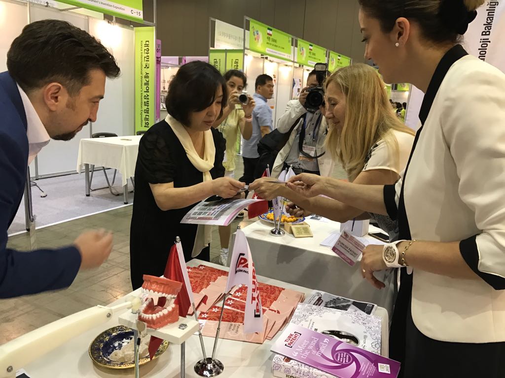 TURKPATENT's tweet photo. Kore Uluslararası Kadın Buluşçular Fuarı Organizasyon Komitesi Başkanı Myung-Hee Yoon buluşçularımızdan buluşları hakkında bilgi aldı. https://t.co/54dJFOCrb0